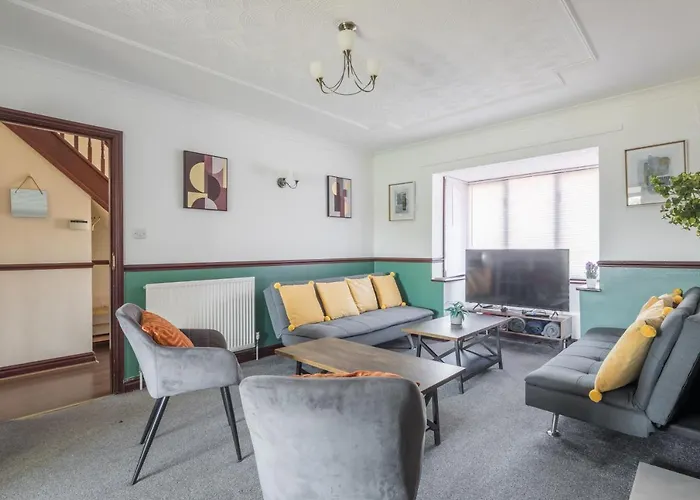 Cb Stays -5 Bedroom House In Foxdale Peterborough